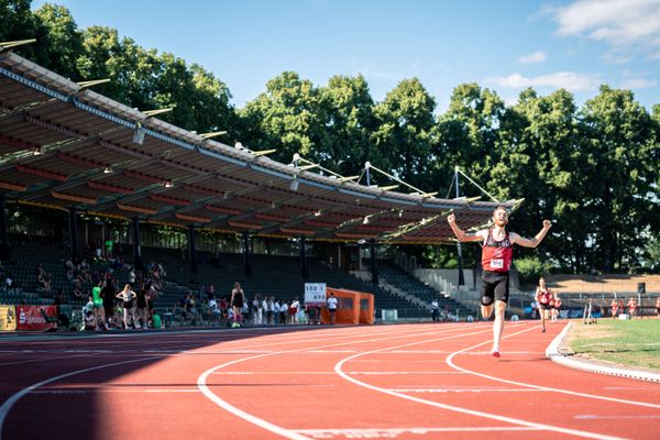 Robin Zernick (LG Osnabrueck) jubelt im Ziel am 02.07.2022 waehrend den NLV+BLV Leichtathletik-Landesmeisterschaften im Jahnstadion in Goettingen (Tag 1)